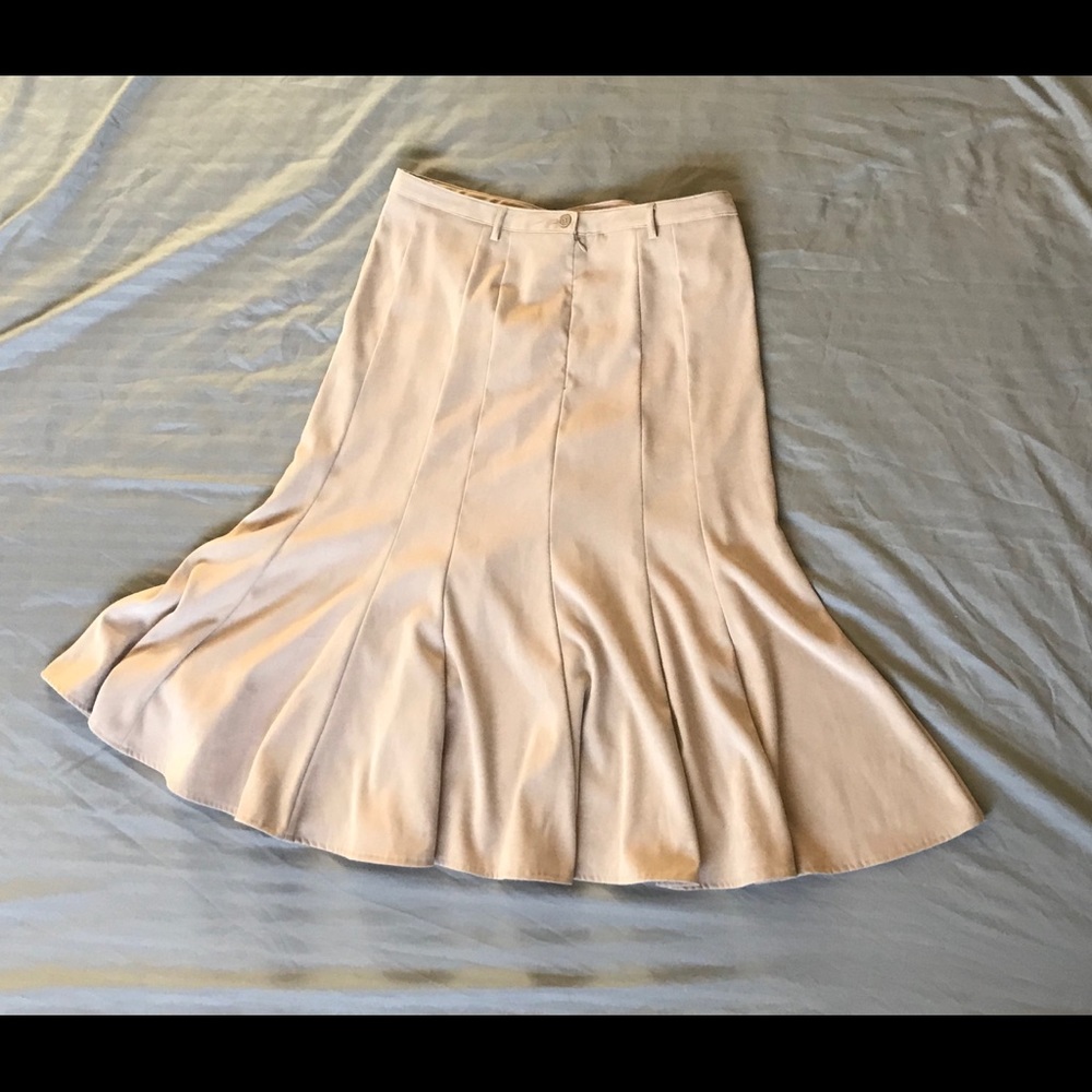 Dress Barn MIDI skirt in cream. New condition.